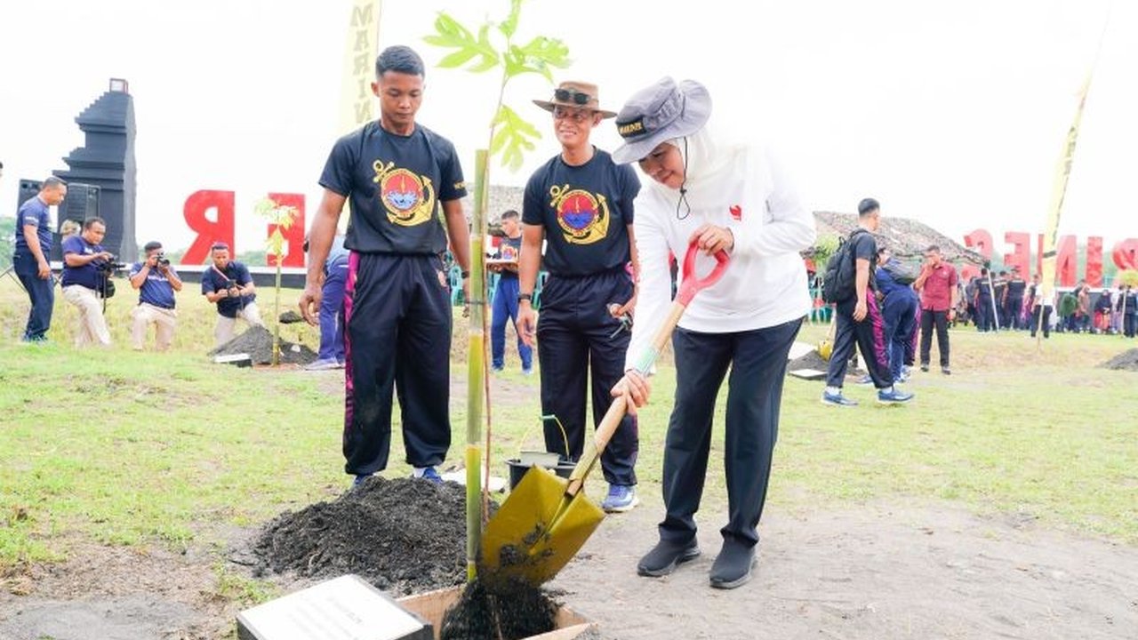 Gubernur Khofifah Apresiasi TNI AL atas perannya membentuk generasi muda berkarakter melalui SMA Taruna Nala. Sinergi ini juga terlihat dalam program penghijauan dan ketahanan pangan nasional.