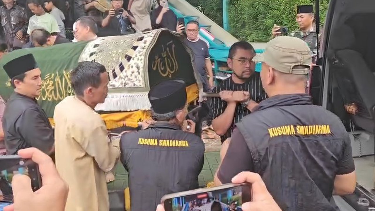 Mantan Ketua KPK Antasari Azhar meninggal dunia pada usia 72 tahun dan disemayamkan di San Diego Hills, Karawang, setelah dishalatkan di Tangerang Selatan.