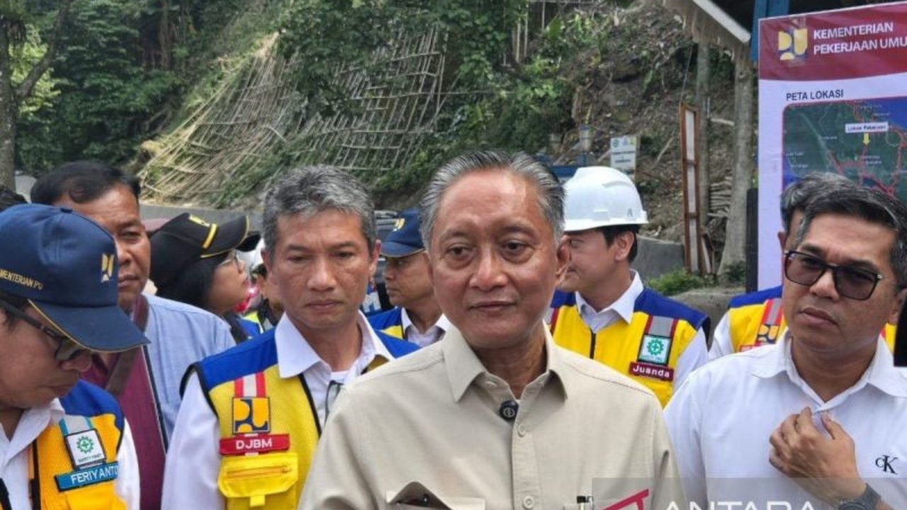 Menteri PU Dody Hanggodo menargetkan proyek penanganan longsor Medan-Berastagi selesai Desember 2025 demi kelancaran lalu lintas Nataru dan aktivitas ekonomi masyarakat.