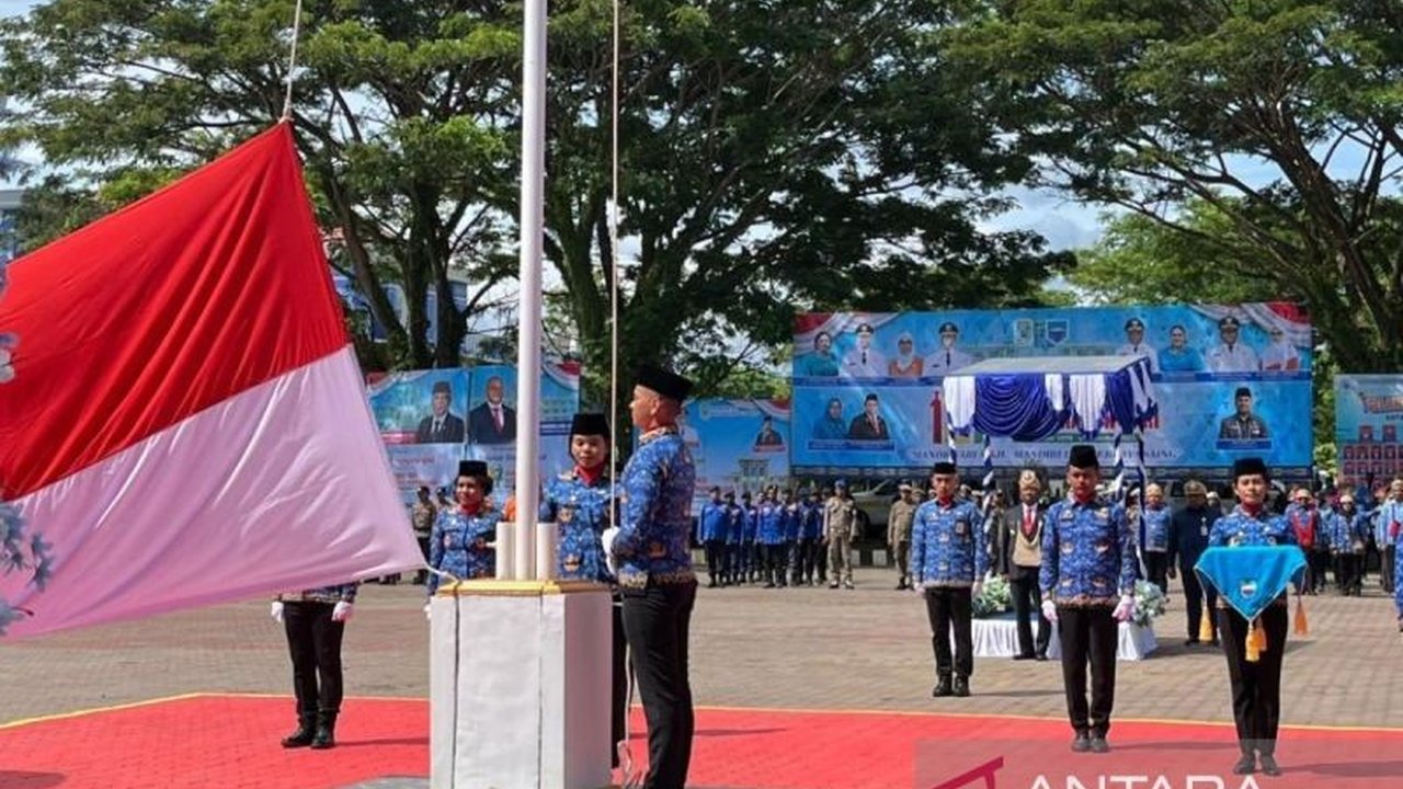 Gubernur Papua Barat Dominggus Mandacan menegaskan Manokwari harus menjadi teladan pembangunan di Tanah Papua, mendorong kemajuan, kemandirian, dan daya saing daerah di usia ke-127.