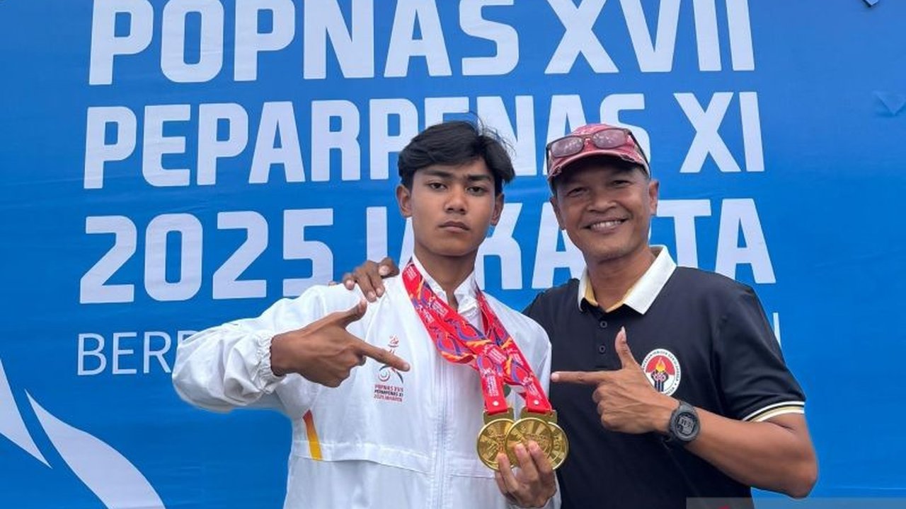 Dzar El Ghifar Zen, atlet panahan Bekasi, berhasil meraih tiga medali emas di Popnas XVII Jakarta 2025, membawa kontingen Jawa Barat menjadi juara umum cabang panahan. Simak detail prestasinya!