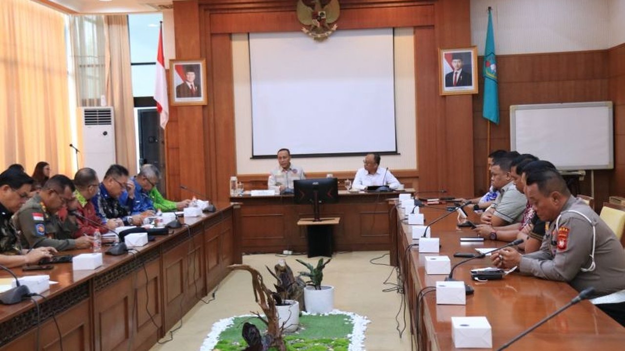 Pemerintah Provinsi Kalimantan Barat bersama instansi terkait memastikan stok BBM aman untuk perayaan Natal 2025 dan Tahun Baru 2026, mengatasi kelangkaan solar dan meningkatkan pengawasan distribusi.