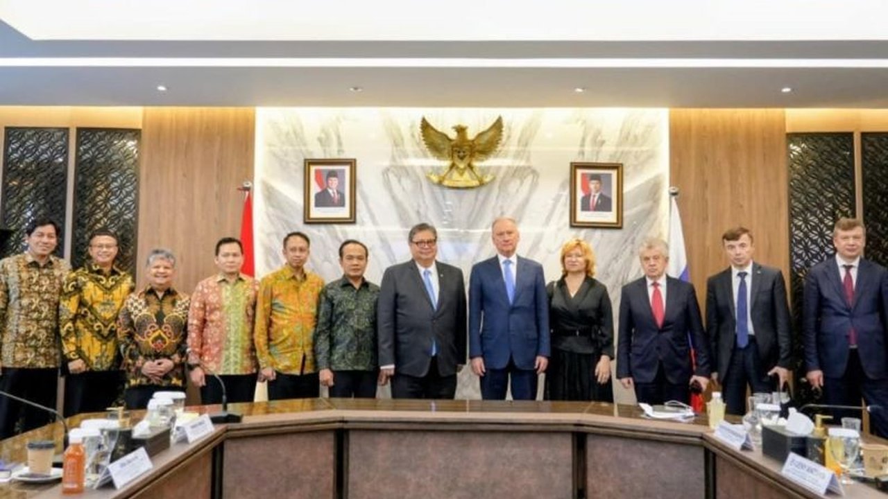 Indonesia dan Rusia membahas peluang kerja sama strategis di sektor ekonomi, maritim, dan logistik. Pertemuan ini menegaskan komitmen kedua negara untuk memperkuat konektivitas dan pembangunan, dengan fokus pada pengembangan sumber daya manusia dan teknol