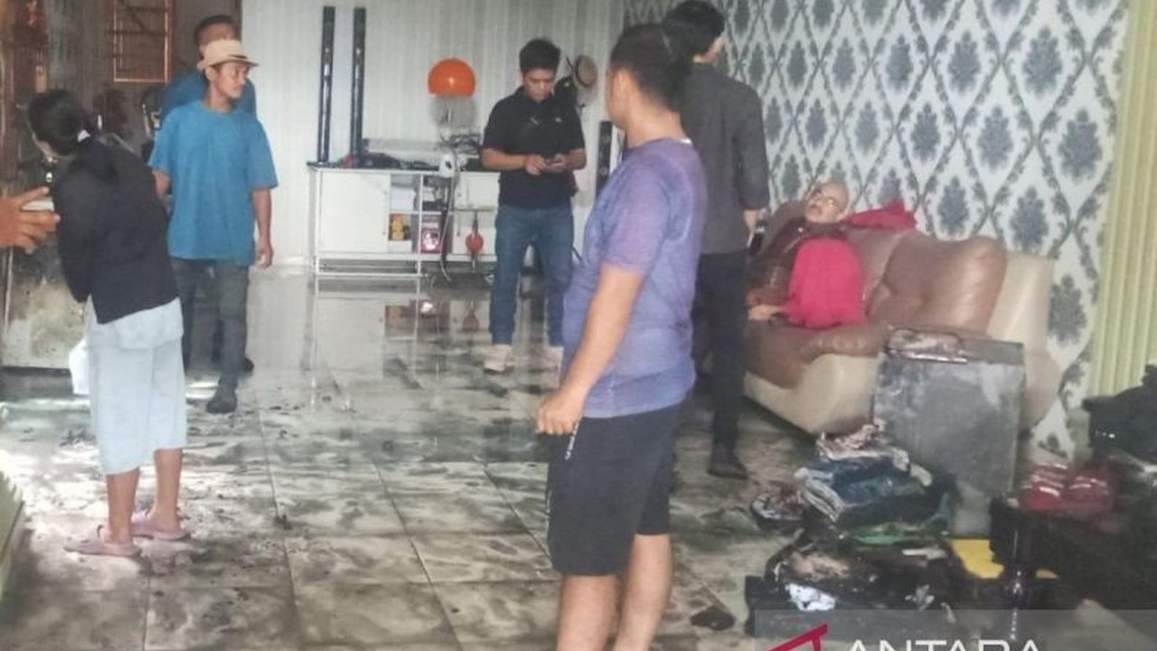 Komisi Yudisial (KY) mendesak Kepolisian mengusut tuntas insiden kebakaran rumah hakim Khamozaro Waruwu di Medan yang terjadi pada 4 November 2025. Apa motif di baliknya?