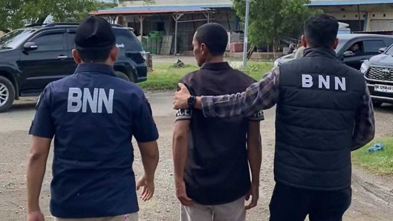 BNNP Aceh mengungkap 11 warga positif narkoba dalam tes dadakan di Gampong Lampulo, Banda Aceh, sebagai bagian operasi pemulihan. Temuan ini menyoroti kerentanan wilayah pesisir.