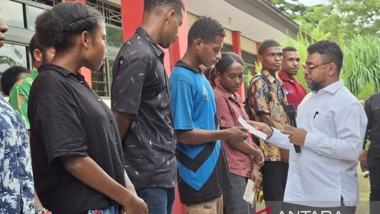 295 mahasiswa STIH Momiwaren di Manokwari Selatan kini dapat melanjutkan studi berkat Beasiswa KIP Kuliah. Program ini meringankan beban orang tua dan memotivasi generasi muda Papua Barat.