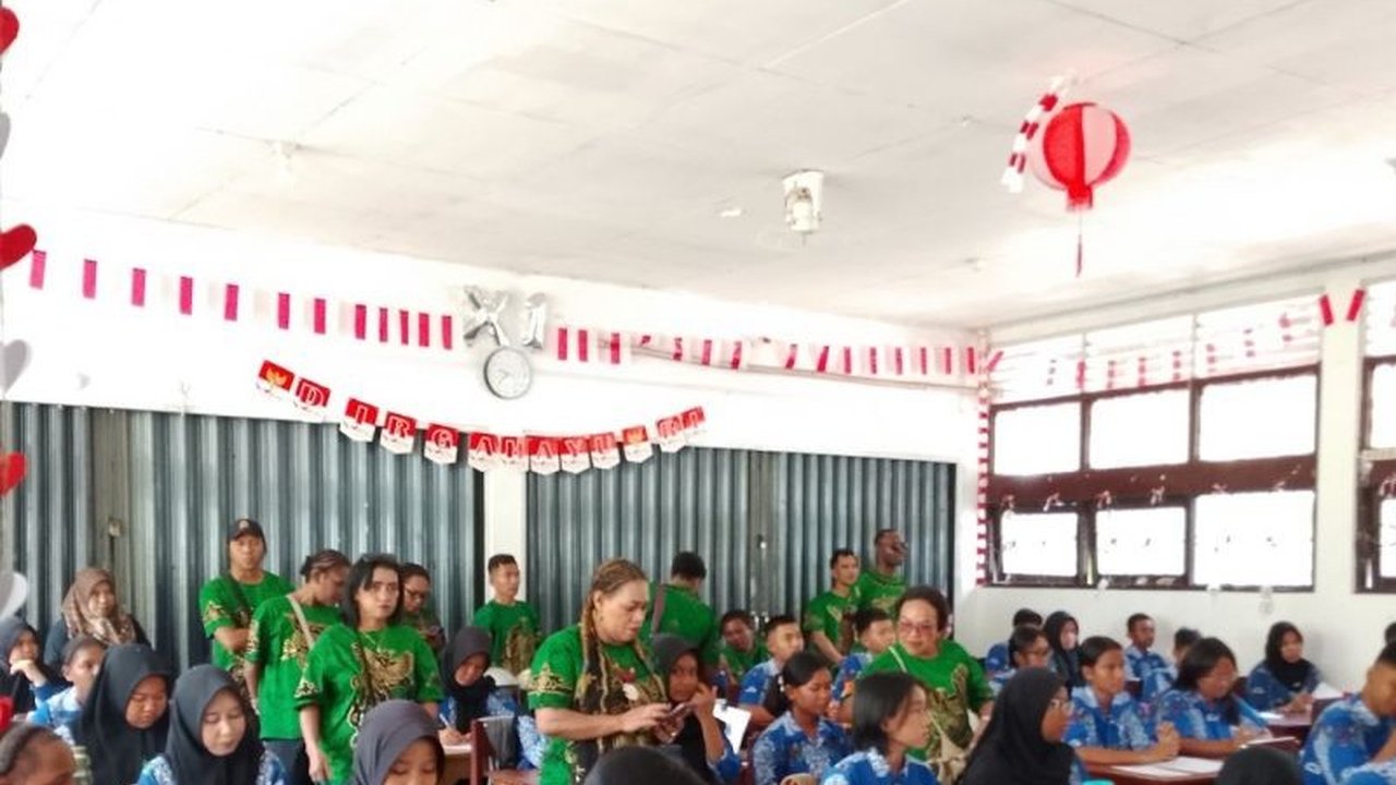 Kabupaten Jayapura menjadi contoh inspiratif dalam pelestarian bahasa daerah melalui kurikulum muatan lokal. Simak bagaimana upaya ini menarik perhatian Merauke untuk melindungi identitas budayanya.