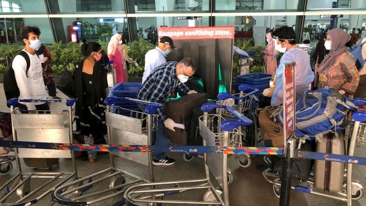Operasional penerbangan di Bandara Internasional Indira Gandhi New Delhi berangsur normal setelah mengalami gangguan teknis yang menunda ratusan jadwal.