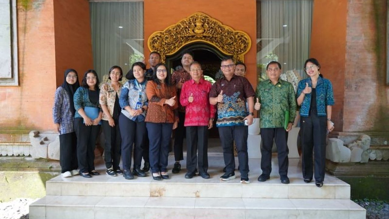 Gubernur Bali Wayan Koster menginstruksikan penggunaan produk pangan lokal dalam Program Makan Bergizi Gratis, guna meningkatkan serapan hasil pertanian daerah dan memastikan ketersediaan bahan baku.