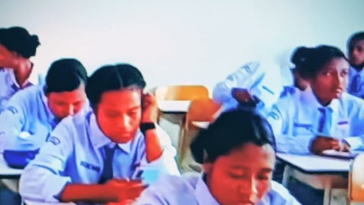 Indeks Pembangunan Manusia (IPM) Biak Numfor berhasil menempati posisi ketiga tertinggi di Papua dengan nilai 74,95. Simak strategi daerah ini mencapai peningkatan signifikan!