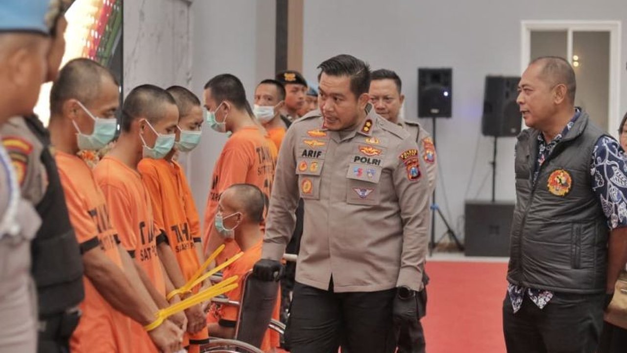 Polres Blitar berhasil menangkap 12 tersangka dalam Operasi Sikat Semeru Blitar 2025, mengungkap beragam kasus kejahatan mulai dari curanmor hingga pencurian kotak amal.