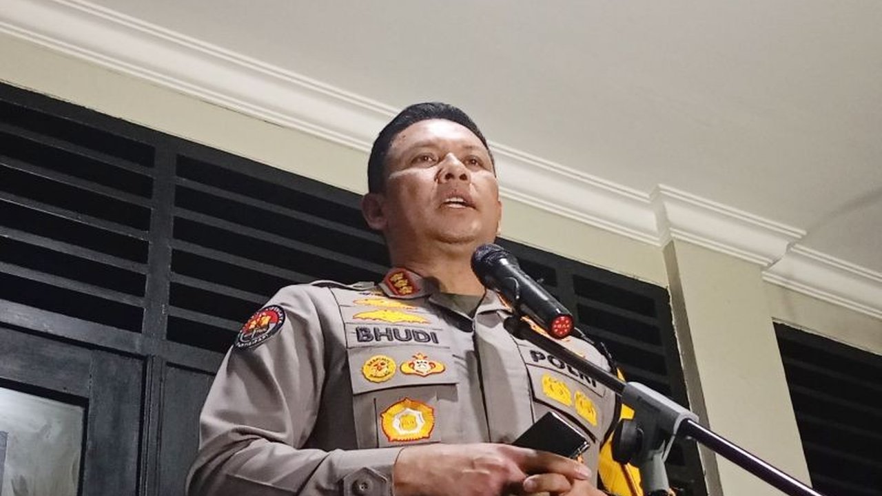 Penyelidikan kasus ledakan SMAN 72 terus bergulir, polisi menyita serbuk misterius dari rumah terduga pelaku yang akan diuji Puslabfor untuk mengungkap kebenarannya.