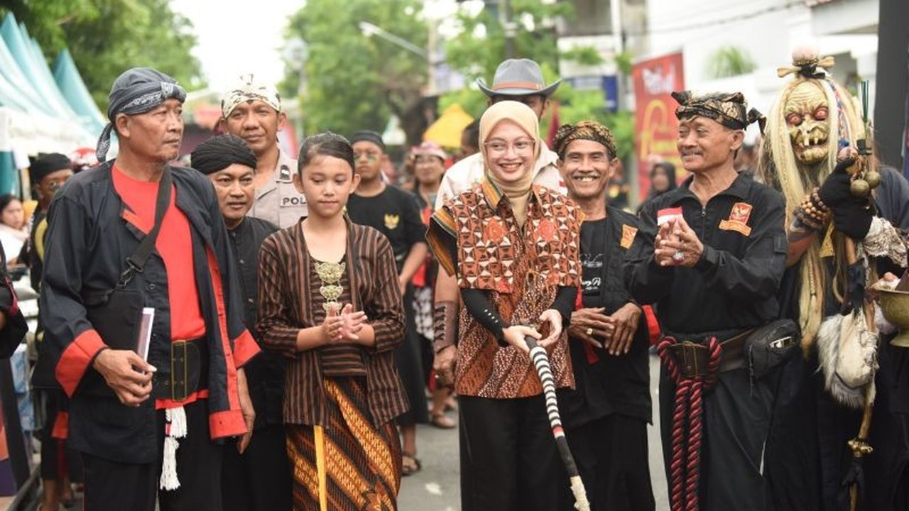 Pemerintah Kota Kediri kembali menggelar Festival Kampung Pecut 2025 di Kelurahan Kemasan, upaya nyata melestarikan budaya lokal sekaligus menegaskan hak kekayaan intelektual pecut samandiman.