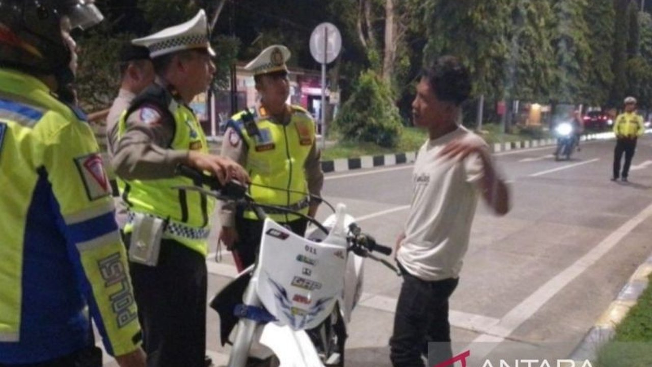 Polres Langkat tingkatkan Patroli Rutin di titik rawan keamanan pada malam hari. Langkah preventif ini bertujuan mencegah balap liar, geng motor, dan gangguan kamtibmas lain yang berpotensi mengganggu kenyamanan serta keselamatan pengguna jalan.