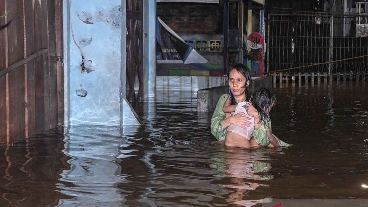 BMKG Prakiraan Cuaca Jakarta menunjukkan potensi hujan ringan pada Minggu siang di sebagian besar wilayah Ibu Kota, sementara pagi dan malam hari akan berawan tebal.
