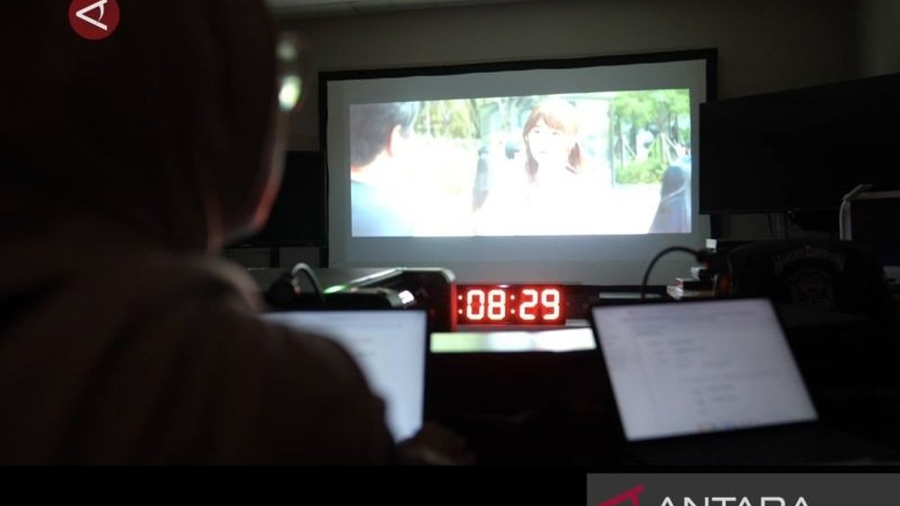 Lembaga Sensor Film (LSF) terus beradaptasi menghadapi derasnya arus konten digital. Simak bagaimana LSF bertransformasi dari metode sensor manual ke pemanfaatan AI demi tayangan yang aman dan sesuai klasifikasi usia.