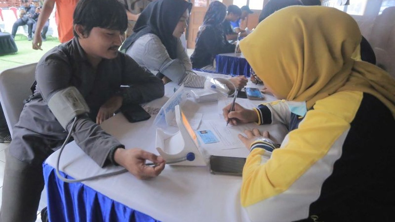 Dinas Kesehatan Kota Tangerang memastikan masyarakat dapat menikmati Layanan Cek Kesehatan Gratis (CKG) di puskesmas hanya dengan KTP. Simak kemudahan akses dan manfaatnya yang krusial untuk deteksi dini kesehatan warga!