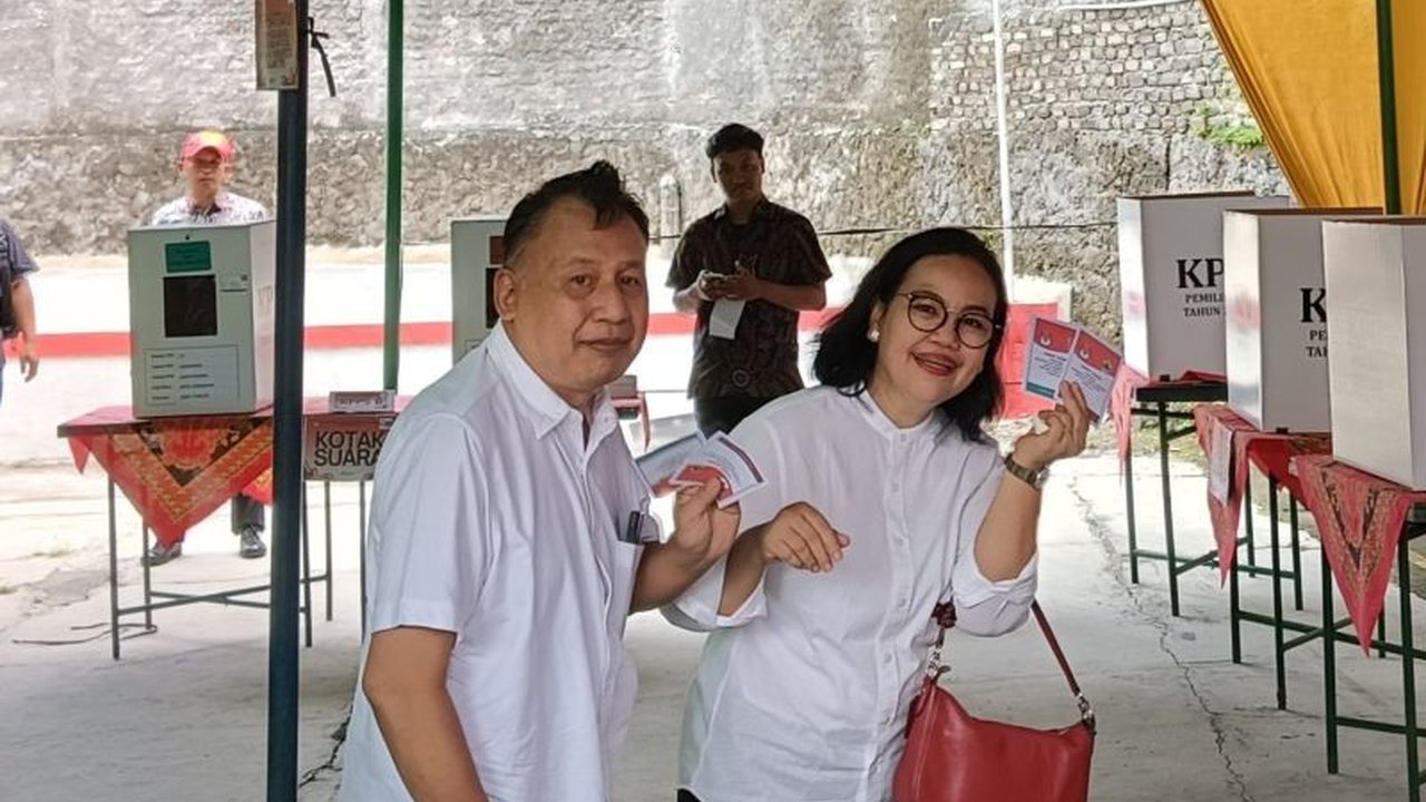 Kabar duka menyelimuti Kota Semarang setelah Vincentius Djoko Riyanto, suami Wali Kota Semarang, meninggal dunia. Simak detail kepergian tokoh penting ini.