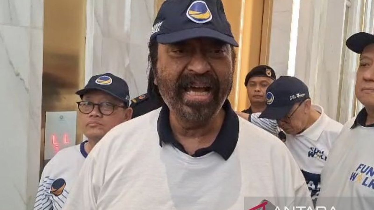Ketua Umum Partai NasDem, Surya Paloh, menyatakan partainya belum akan melakukan PAW Ahmad Sahroni meskipun MKD DPR RI telah menjatuhkan sanksi. Pembaca penasaran mengapa NasDem menunda keputusan penting ini.