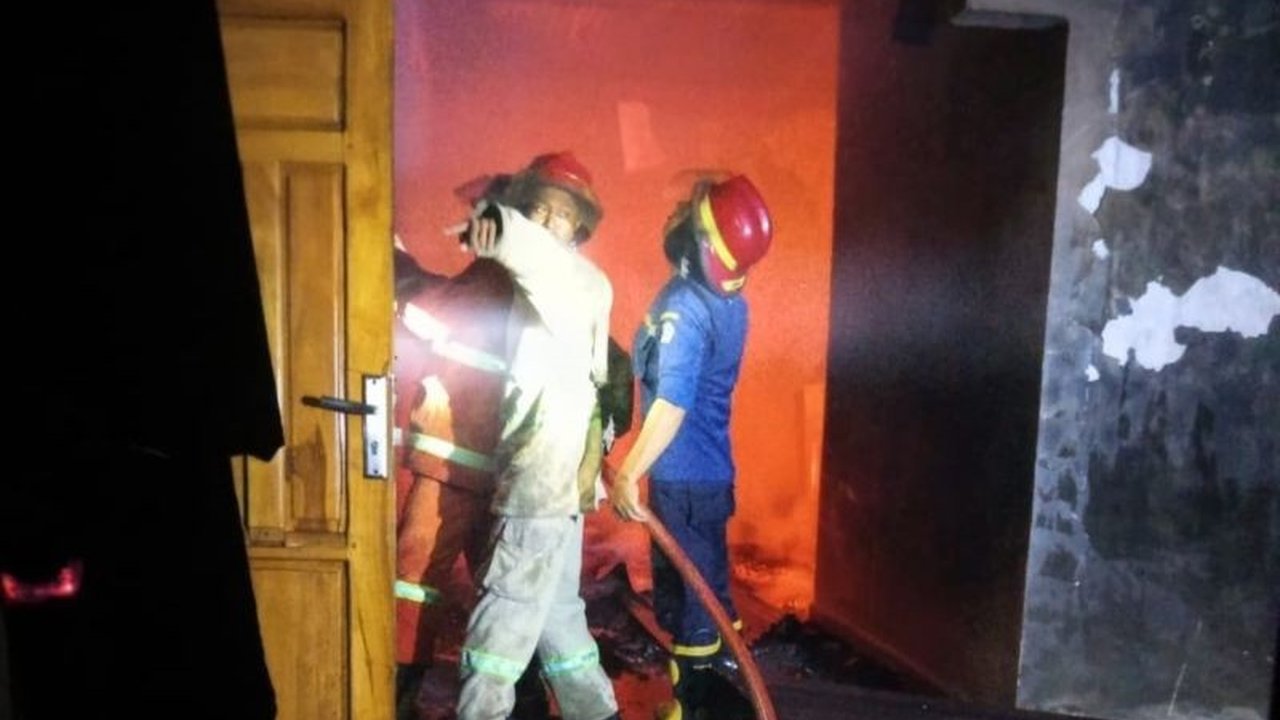 Tim Damkar Kendari sigap memadamkan api di sebuah rumah di Puuwatu yang sengaja dibakar oleh ODGJ, memastikan tidak ada korban jiwa dan mengantisipasi kejadian serupa.