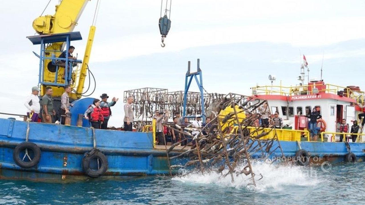 Polda Babel dan PT Timah berinovasi menyulap 2.100 knalpot brong ilegal menjadi rumah ikan, upaya unik meningkatkan ekosistem laut dan ekonomi nelayan.