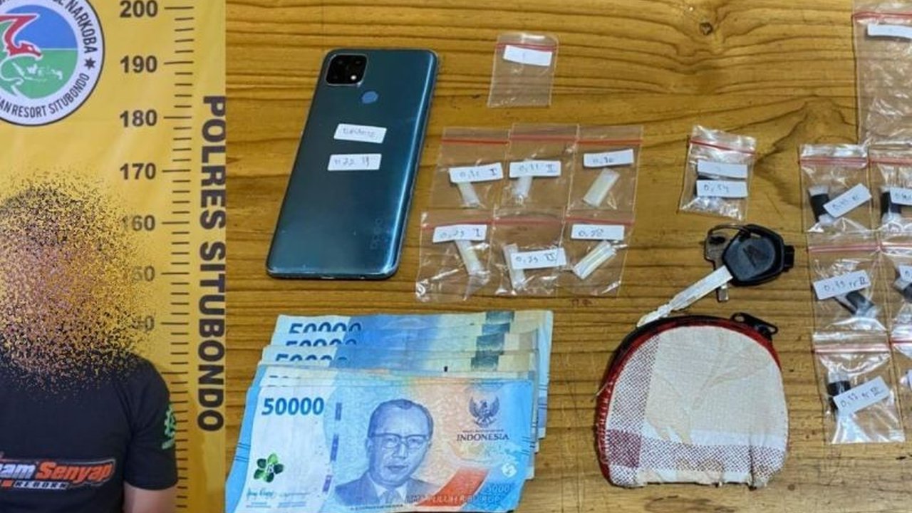 Satresnarkoba Polres Situbondo berhasil membekuk seorang pengedar narkoba Situbondo berinisial SG (35) berkat laporan masyarakat, menyita sabu siap edar.