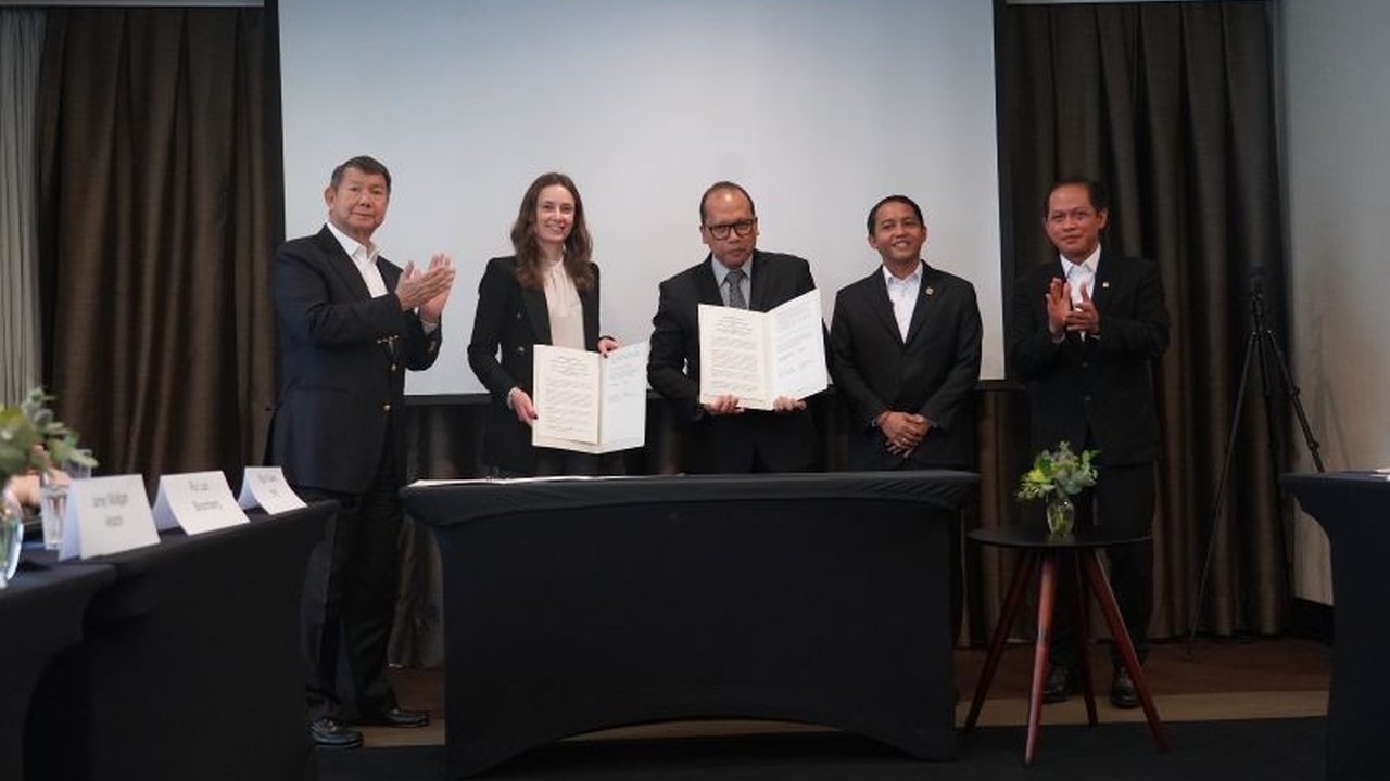 Kementerian Kehutanan dan ICVCM menandatangani MoU untuk memperkuat ekosistem Pasar Karbon Berintegritas Indonesia, menjamin transparansi dan standar global. Apa dampaknya bagi ekonomi hijau dan komunitas lokal?