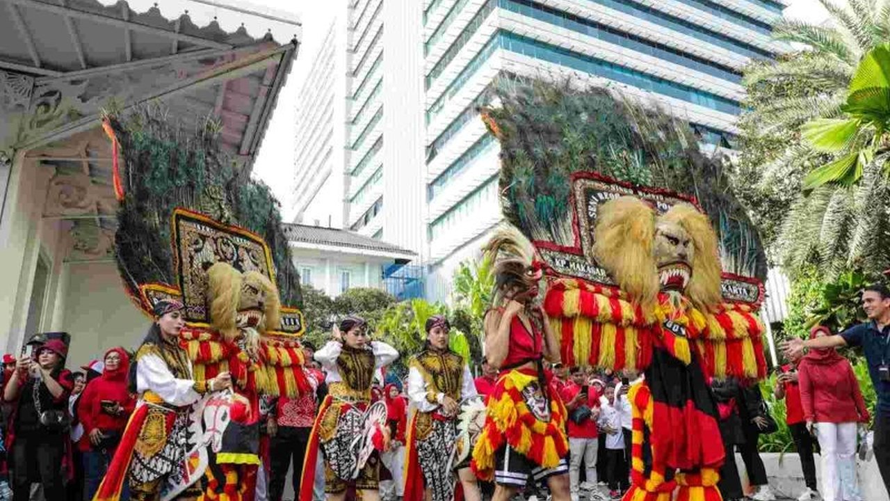 Gubernur DKI Jakarta Pramono Anung menegaskan bahwa Balai Kota adalah Balai Kota Rumah Bersama bagi semua lapisan masyarakat, mendorong persatuan dan toleransi menjelang Hari Pahlawan 2025.