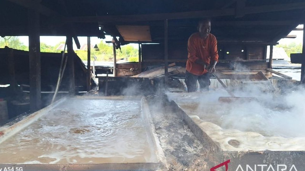 Di tengah tantangan, para petani garam di Aceh Besar, seperti Azhar Idris, gigih merawat tradisi pembuatan garam rebus demi mendukung target Swasembada Garam Aceh dan nasional.