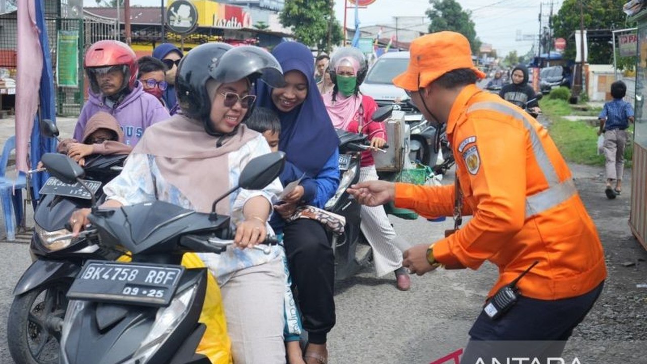 PT KAI Divre I Sumut bersama komunitas Railfans gencar sosialisasikan Keselamatan Perlintasan Sebidang di Binjai untuk menekan angka kecelakaan. Simak upaya kolaboratif mereka!