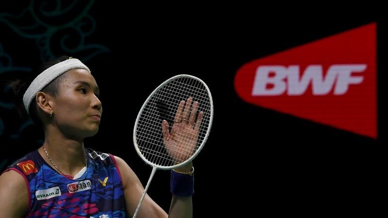 Mantan tunggal putri nomor satu dunia, Tai Tzu Ying, resmi mengumumkan pensiun dari dunia bulu tangkis setelah perjalanan karier gemilang dan perjuangan berat di tahun terakhirnya.