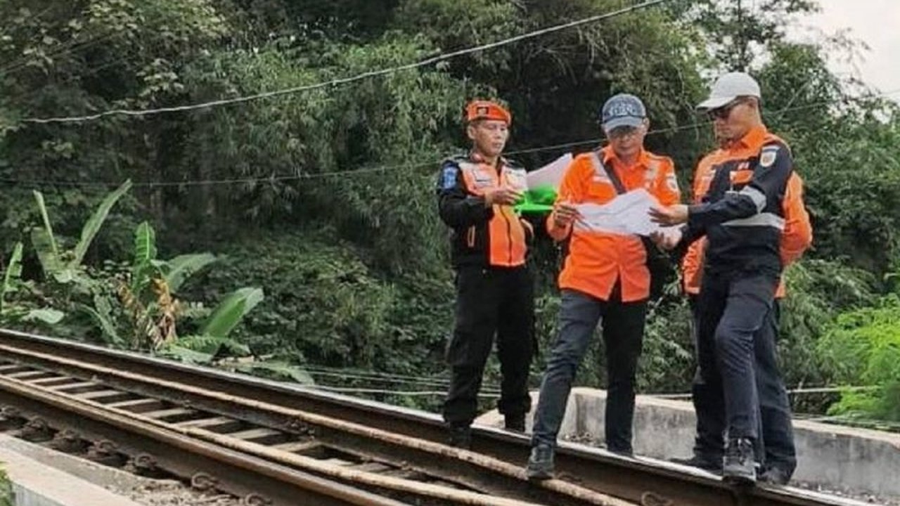 PT KAI Daop 7 Madiun melakukan Pemeriksaan Lintas Kereta Api secara langsung dengan metode walkthrough di jalur Blitar. Langkah ini untuk mencegah gangguan perjalanan KA selama musim hujan.