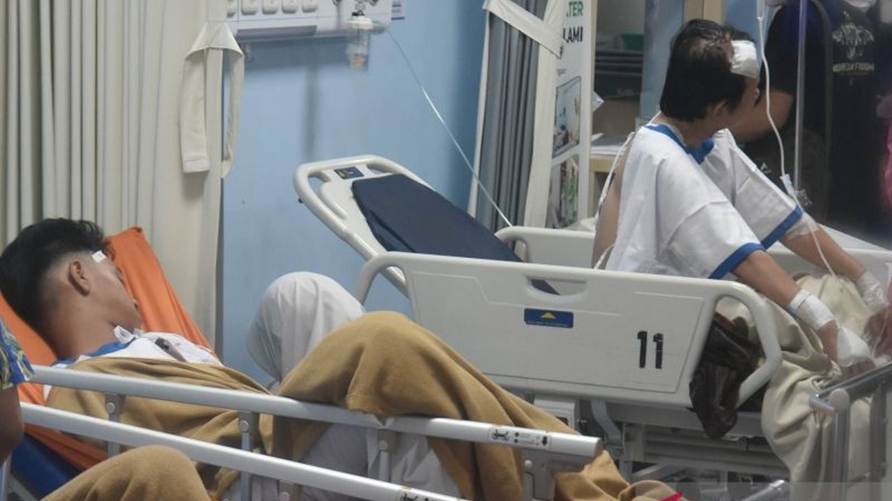 Menteri Sosial Syaifullah Yusuf meninjau korban ledakan SMAN 72 Jakarta di RSIJ Cempaka Putih, memastikan penanganan trauma korban akan terus didampingi.