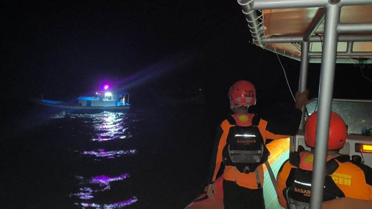 Tim Basarnas Banda Aceh sukses melakukan evakuasi dua nelayan Aceh, M Yasin dan Jimmi, yang sempat hilang di perairan Pulau Rondo, Sabang, setelah mesin perahu motor mereka mati.