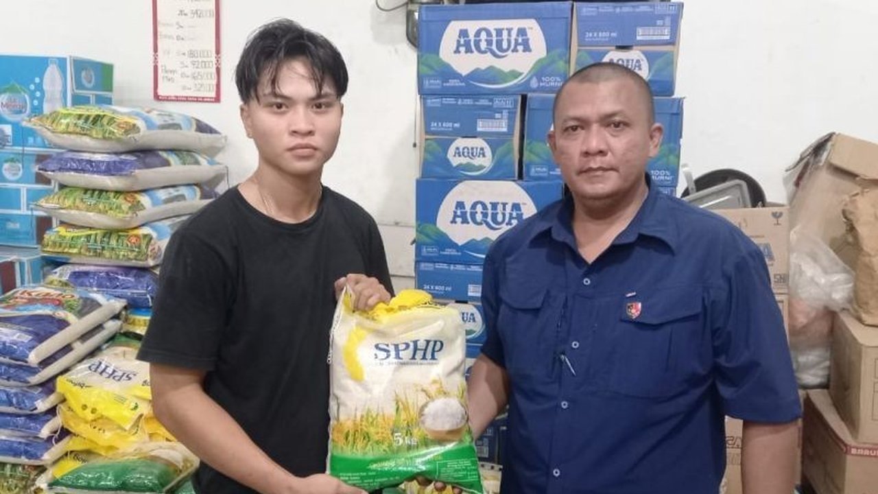 Polres Jayapura aktif melakukan Distribusi Beras SPHP sebanyak 500 kg untuk menstabilkan harga pangan dan mengendalikan inflasi di Kabupaten Jayapura, memastikan ketersediaan beras terjangkau bagi masyarakat.