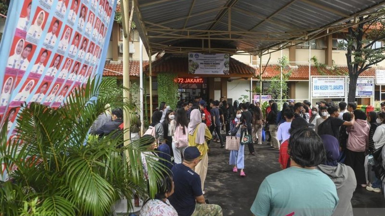 Menteri Sosial dan Gubernur DKI Jakarta berkolaborasi penuh memberikan bantuan komprehensif bagi korban ledakan SMAN 72. Simak detail Kolaborasi Mensos DKI Bantuan Korban Ledakan ini.