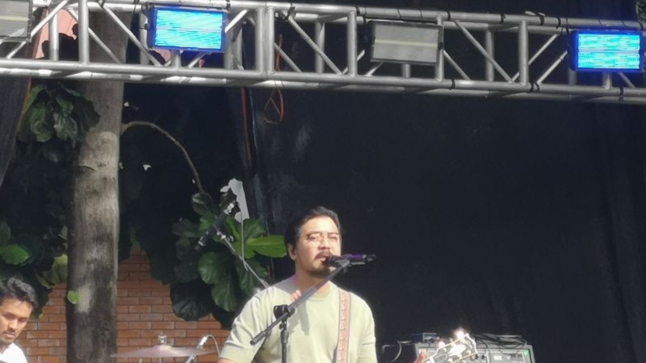 Musisi Bilal Indrajaya sukses memukau penonton Jazz Goes To Campus ke-48 dengan penampilan spesial, termasuk membawakan lagu 'Kaus Kaki Merah' sebagai tribute untuk mendiang Ade Paloh.