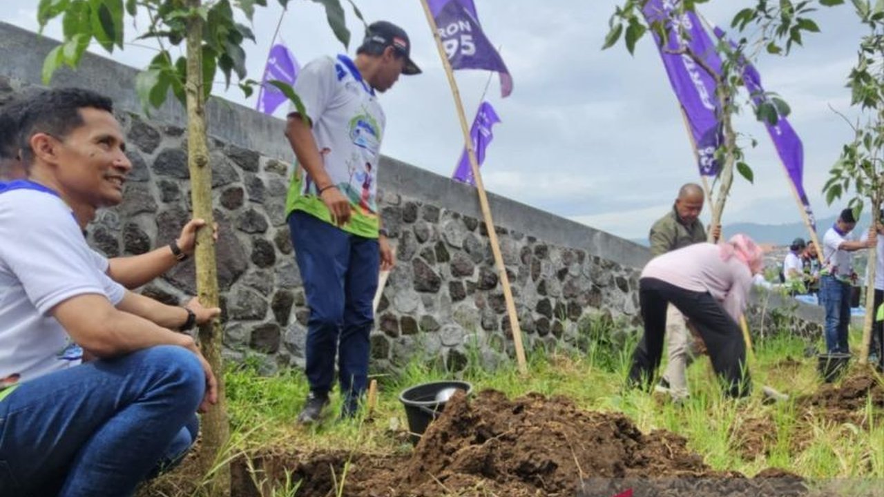 Pertamina Patra Niaga bersama Pemkot Batu menanam 1.000 pohon di Kota Batu untuk melestarikan mata air. Aksi **penanaman pohon Pertamina Batu** ini wujud komitmen menjaga lingkungan dan sumber air bagi masyarakat luas.