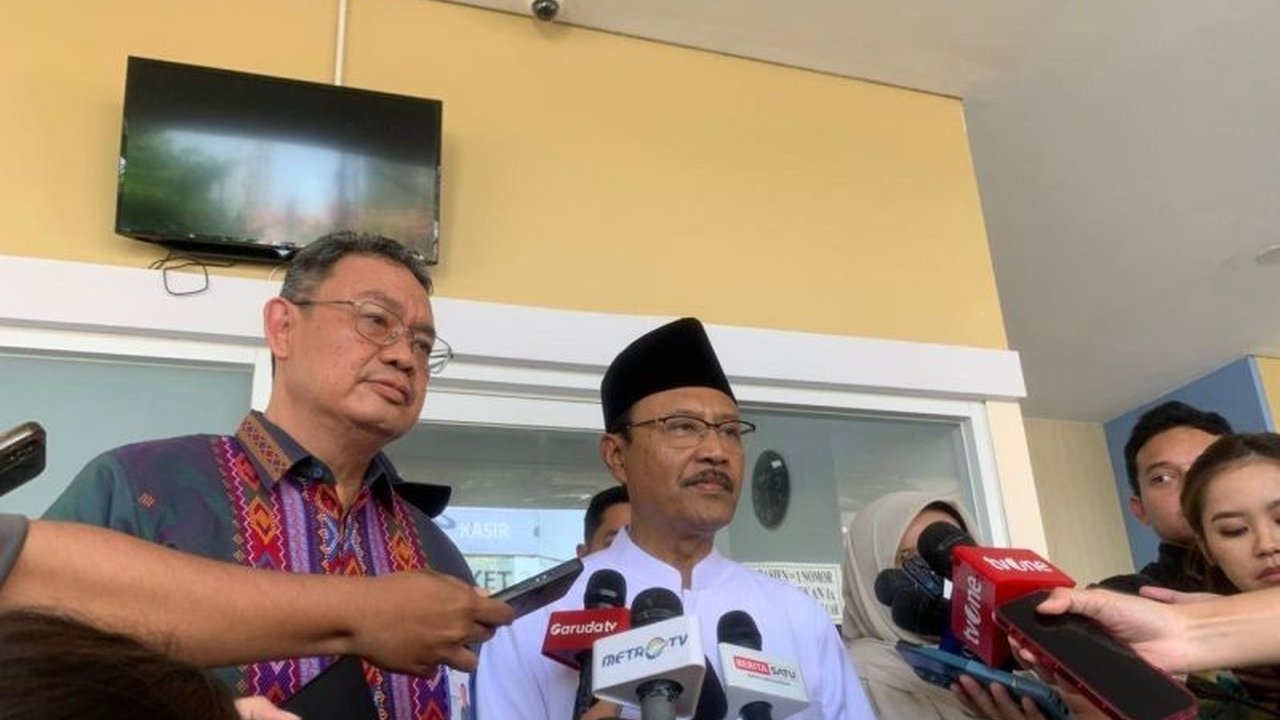 Menteri Sosial Syaifullah Yusuf menyatakan Presiden Soeharto, Gus Dur, dan pejuang buruh Marsinah memenuhi syarat sebagai Pahlawan Nasional, memicu rasa penasaran publik akan pengumuman resmi.