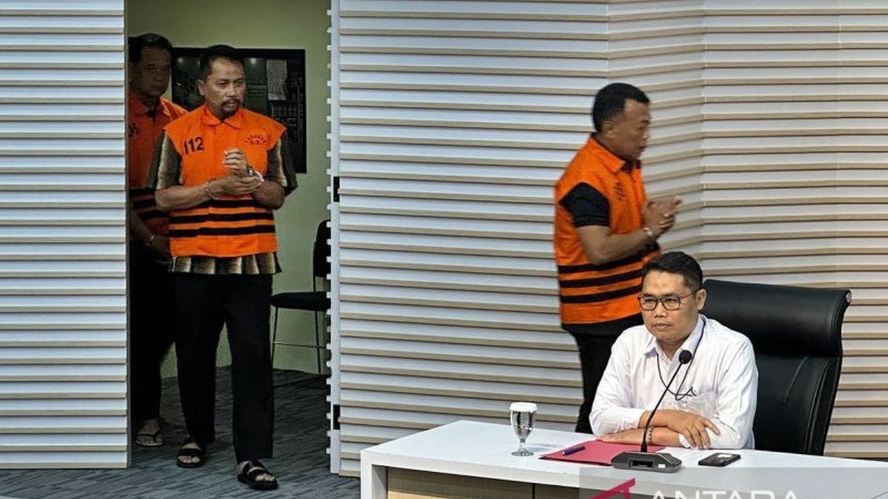 KPK Dalami Sekda Ponorogo Agus Pramono terkait dugaan suap pengurusan jabatan dan proyek di RSUD, serta bagaimana ia bisa bertahan di posisi strategis itu selama 13 tahun.