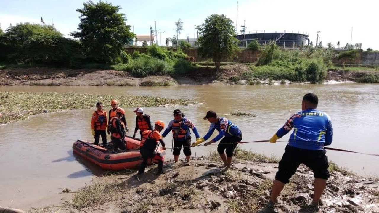 Setelah tiga hari pencarian intensif, Tim SAR Gabungan Karawang berhasil menemukan korban tenggelam di Sungai Citarum dalam kondisi meninggal dunia, mengakhiri penantian keluarga.