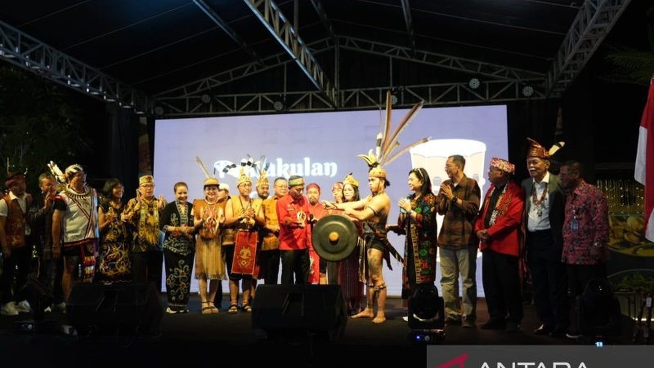 Wakil Gubernur Kalimantan Barat, Krisantus Kurniawan, menyerukan perubahan persepsi negatif Dayak, menegaskan bahwa masyarakat Dayak adalah cerdas, modern, dan toleran, bukan terisolasi.