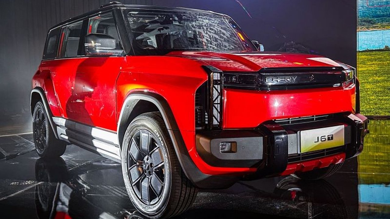 SUV Listrik Chery J6T kini diproduksi secara lokal di fasilitas PT Handal Indonesia Motor, memastikan ketersediaan unit tanpa inden. Simak keuntungan pemesanan awal!
