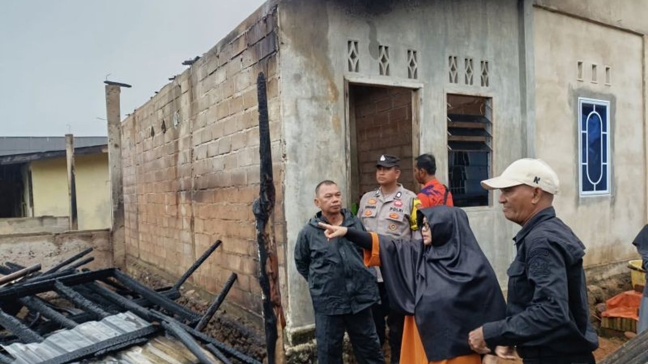 BPBD Bintan sigap membantu tujuh warga yang rumahnya hangus akibat kebakaran di Bintan Pesisir. Bantuan sembako dan penilaian kerugian telah disalurkan, memastikan korban terdampak Kebakaran Rumah segera tertangani.