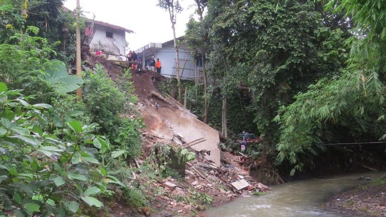 Bencana longsor di Jember, tepatnya di Kelurahan Kaliwates, menyebabkan satu rumah ambruk dan sembilan rumah warga terisolasi, tim BPBD telah bergerak cepat.