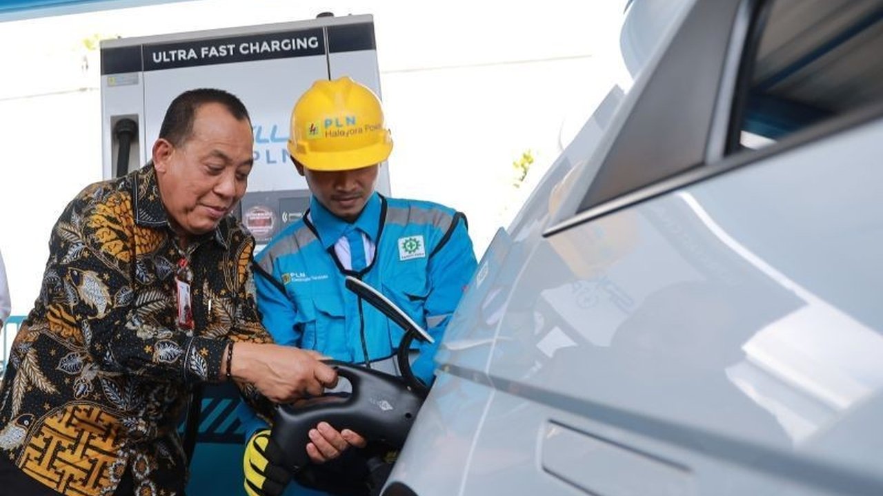 PLN meresmikan SPKLU Center pertama di Jawa Timur, berlokasi di Surabaya, sebagai langkah strategis memperkuat ekosistem kendaraan listrik dan mendukung transisi energi nasional.
