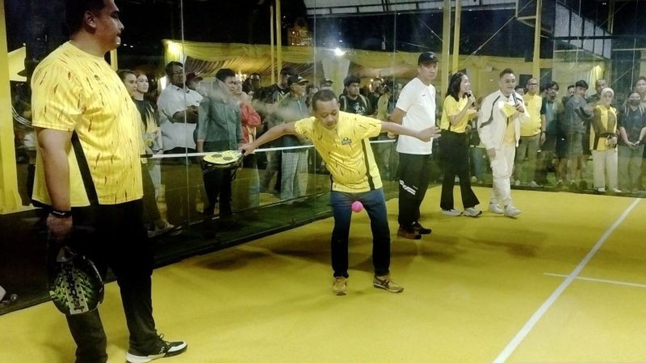 Ketua Umum DPP Partai Golkar, Bahlil Lahadalia, secara resmi meresmikan lapangan padel Golkar bernama Yellow Racquet Club di Jakarta, sebagai langkah inovatif merangkul generasi muda.