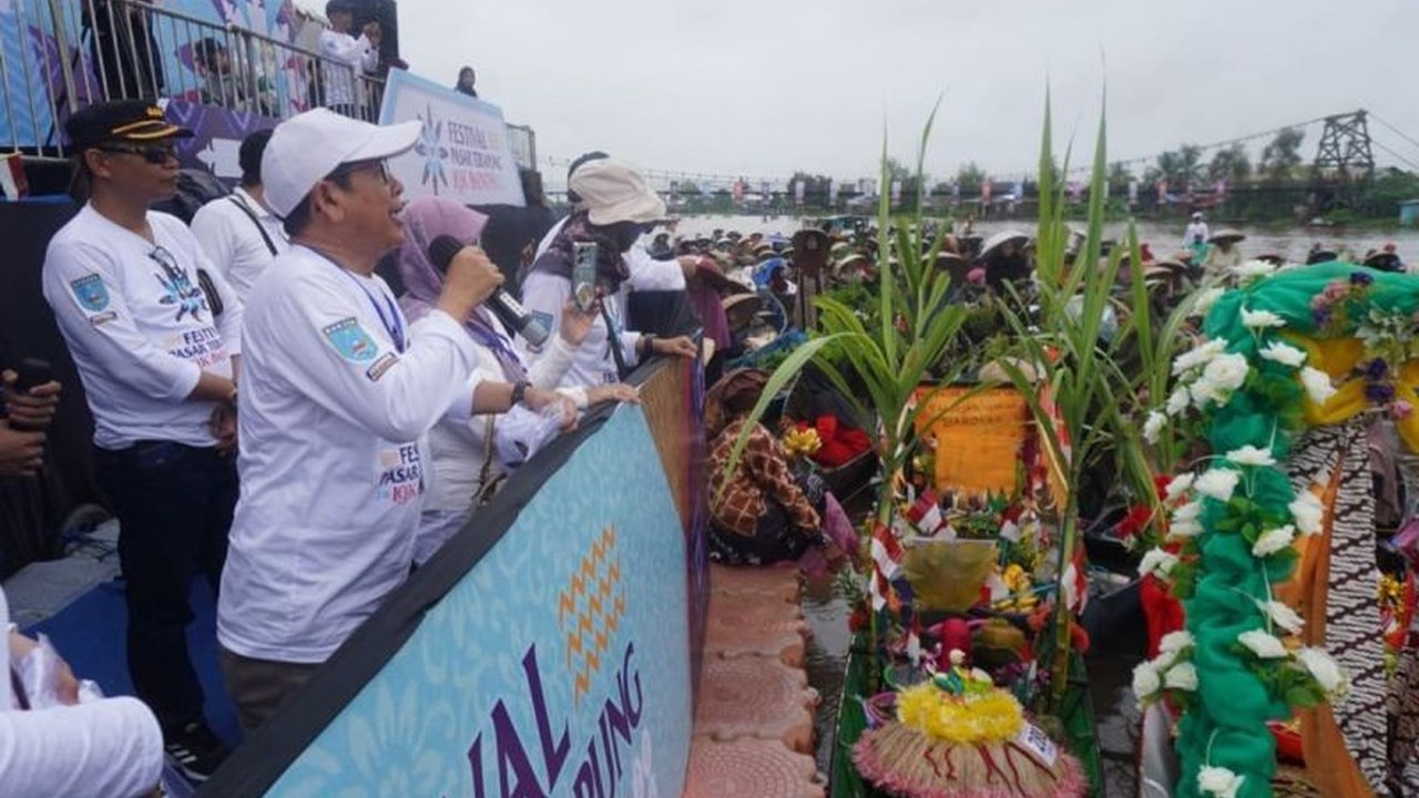 Ribuan pengunjung memadati Sungai Martapura saat 500 jukung berpartisipasi dalam Festival Pasar Terapung Lok Baintan 2025, ajang pelestarian budaya dan penggerak ekonomi kreatif.