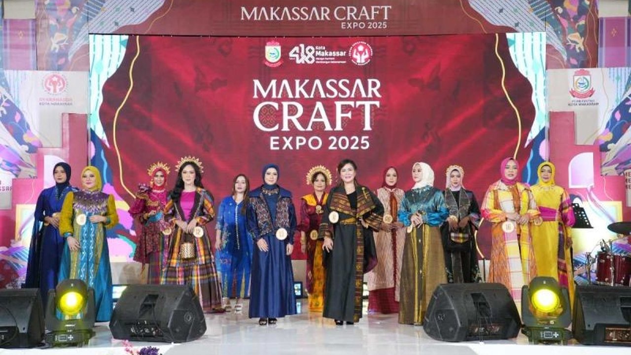 Antusiasme tinggi mewarnai lomba fashion show di Makassar Craft Expo (MCE) 2025, menampilkan keindahan Wastra Lokal Makassar yang memukau dan inovatif.