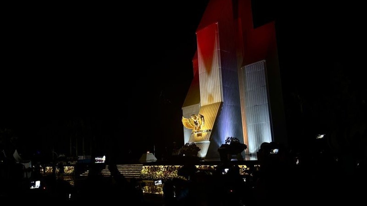 Presiden Prabowo Subianto memimpin upacara Hari Pahlawan, mengenang Pertempuran Surabaya 1945 dan jasa para pahlawan yang gugur membela kemerdekaan Indonesia.
